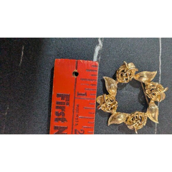 Sarah Coventry Vintage Gold-Tone Filigree Leaf Wreath Pin Brooch Excellent Condi - Picture 4 of 5